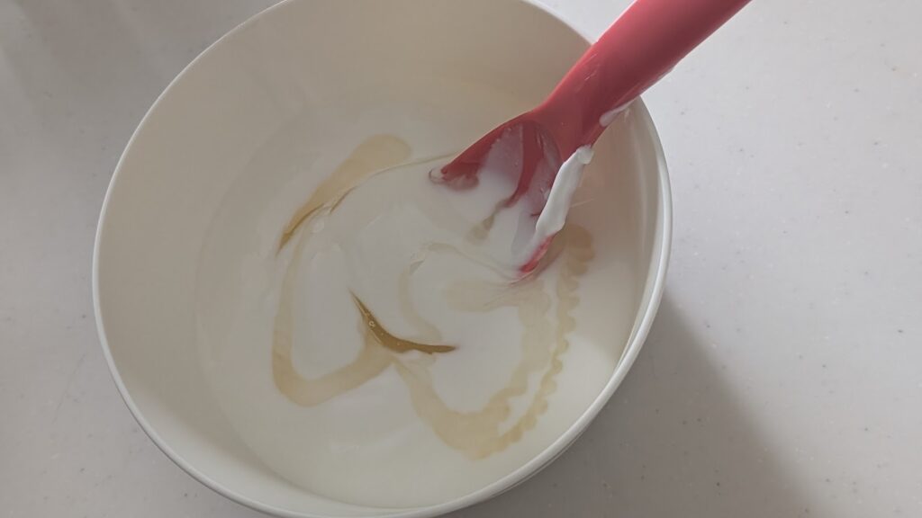 アカシアはちみつをかけたヨーグルトの写真